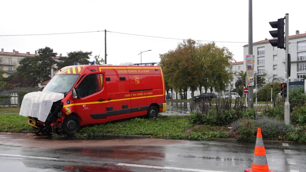 Lire la suite à propos de l’article Poitiers : quatre blessés dont trois pompiers dans un accident sur la rocade